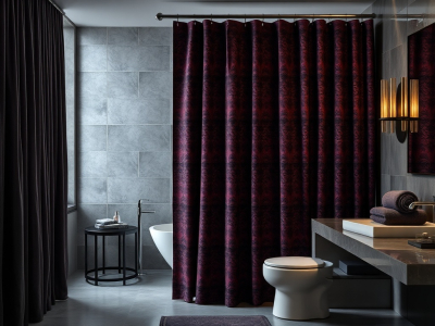 Ben je het zat dat je douchegordijn steeds naar binnen waait? Probeer dan eens een verzwaard douchegordijn.