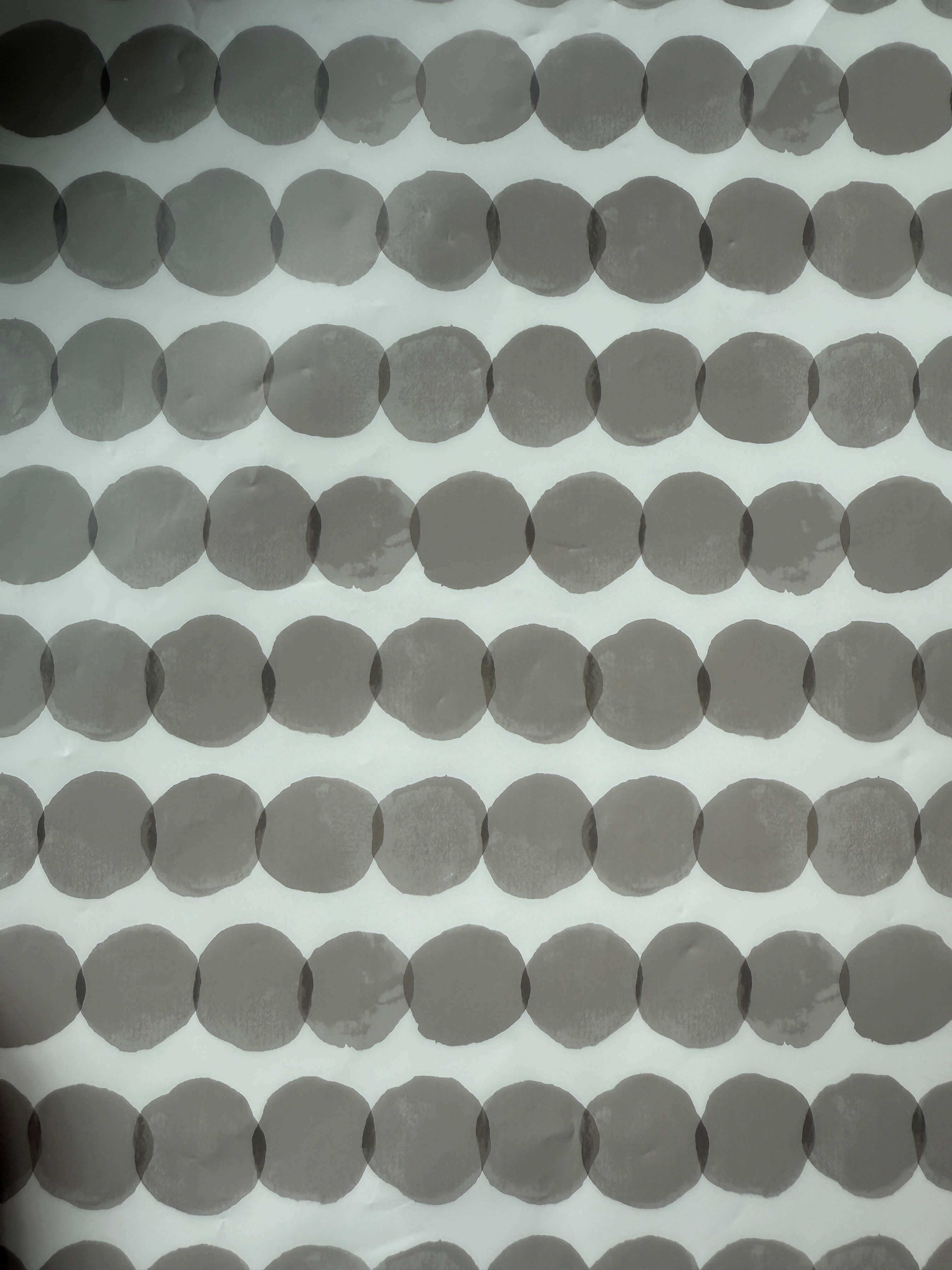 Zachte, grijze aquarelkleurige douchescherm met strepen – modern, minimalistisch badkamerscherm